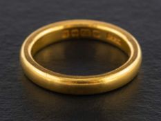 A 22ct gold band ring,: with hallmarks for Birmingham, 1929, ring size I, total weight ca. 4.5gms.