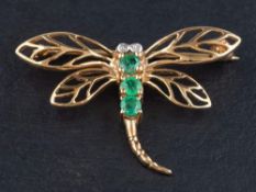 A diamond and emerald dragonfly brooch,: length ca. 2.8cm, total weight ca. 1.2gms.
