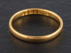 A 22ct. gold band ring,: with hallmarks for Birmingham, 1980, ring size O, total weight ca. 2.2gms.