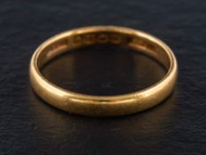 A 22ct gold band ring,: with hallmarks for Birmingham, 1936, ring size L, total weight ca. 2.6gms.