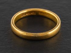 A 22ct gold band ring,: with hallmarks for London, 1959, ring size K, total weight ca. 3.5gms.
