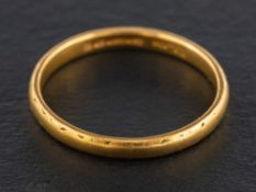 A 22ct gold band ring,: with hallmarks for London, 1957, ring size O1/2, total weight ca. 2.6gms.