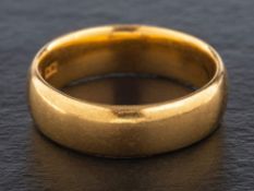 A 22ct gold band ring,: with hallmarks for London, 1910, ring size O, total weight ca. 8.1gms.