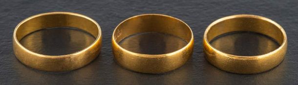 Three 22ct gold band rings,: ring sizes M-P, total weight ca. 9.6gms.