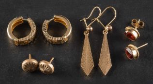 Four pairs of gold earrings,: including a pair of hinged hoop earrings,