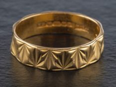 An 18ct gold ring with sunburst pattern,: with hallmarks for Birmingham, 1970, ring size O,