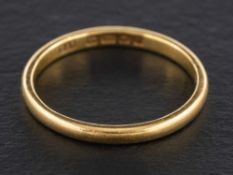An 18ct gold band ring,: with hallmarks for London, 1954, ring size T, total weight ca. 3gms.