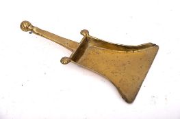 A late 18th/early 19th Century brass shovel scoop: the handle with spirally reeded ball finial.