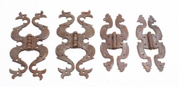 Two pairs of iron 'S' shaped butterfly hinges: 23 cm and 19cm (2)