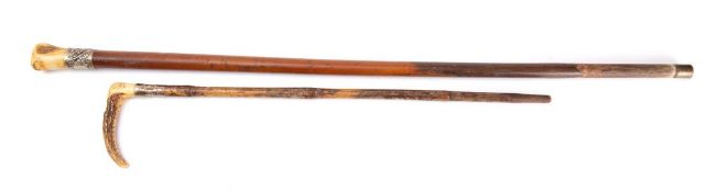 An Edwardian silver mounted antler handle riding crop,