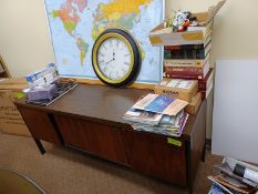 6 unit miscellaneous office furniture/items: 1 credenza 67
