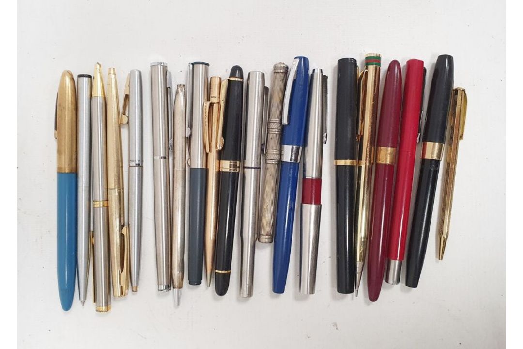 Sheaffer black and gilt metal fountain pen with 14k nib, sundry fountain and other ballpoint pens,