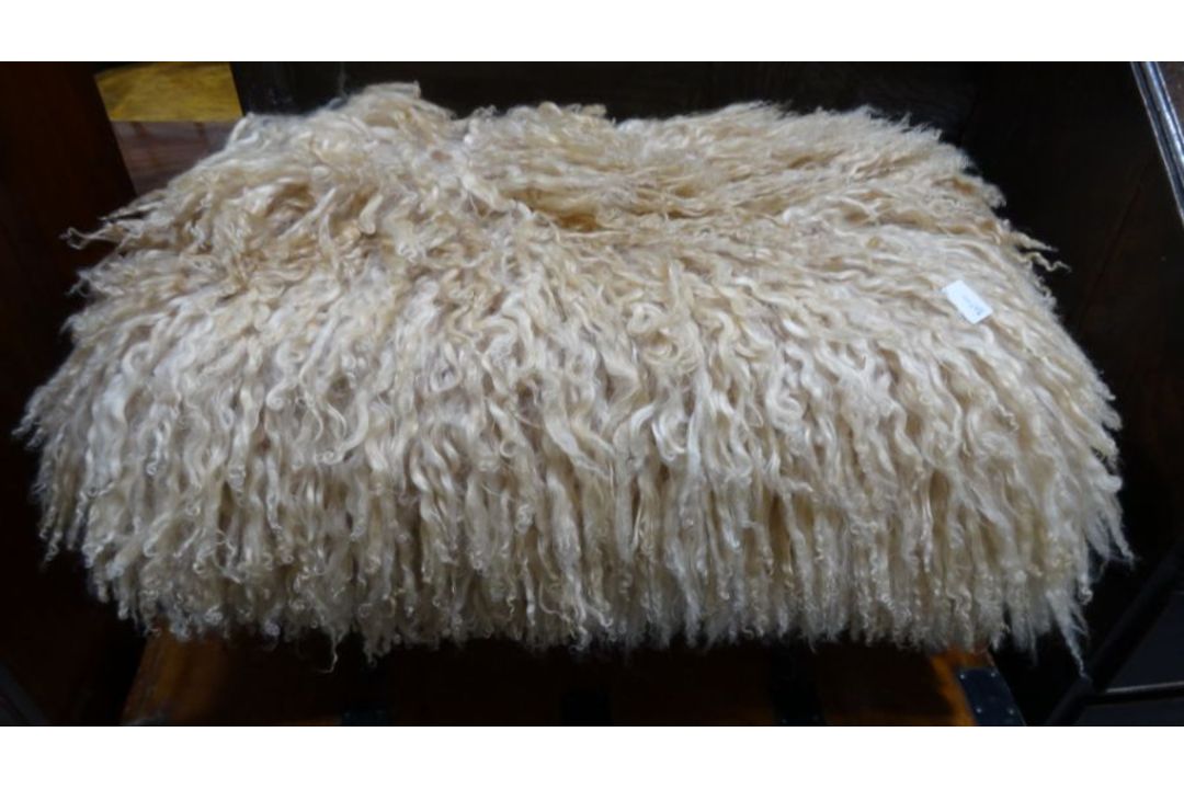 20th century Maria V Lincoln Longwool sheepskin stool (sourced from Risby sheep in Grimsby), on four - Image 5 of 6