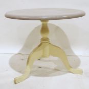 Painted wood circular table on ogee tripod base (90x74cm)
