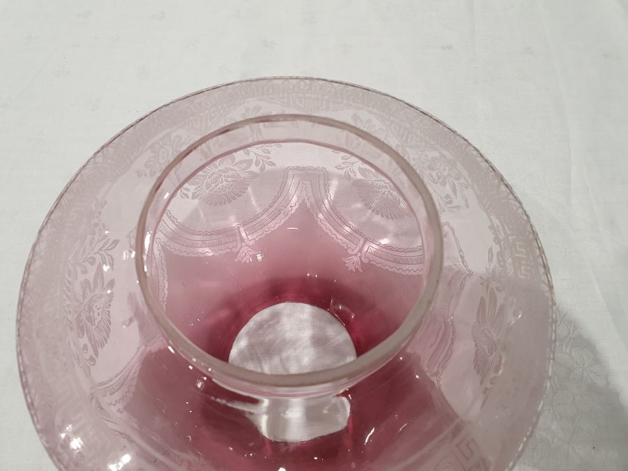 Duplex paraffin lamp with pink glass shade and well, brass body and on a circular base, approx. 58cm - Image 8 of 8