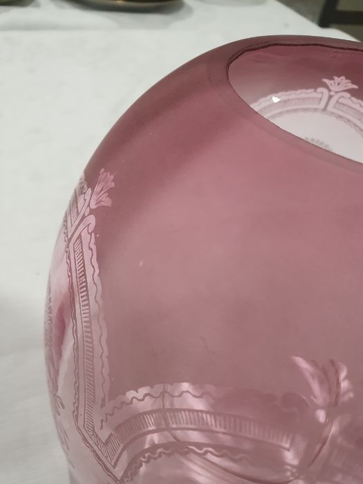 Duplex paraffin lamp with pink glass shade and well, brass body and on a circular base, approx. 58cm - Image 5 of 8