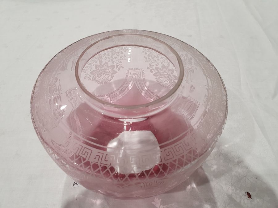 Duplex paraffin lamp with pink glass shade and well, brass body and on a circular base, approx. 58cm - Image 7 of 8