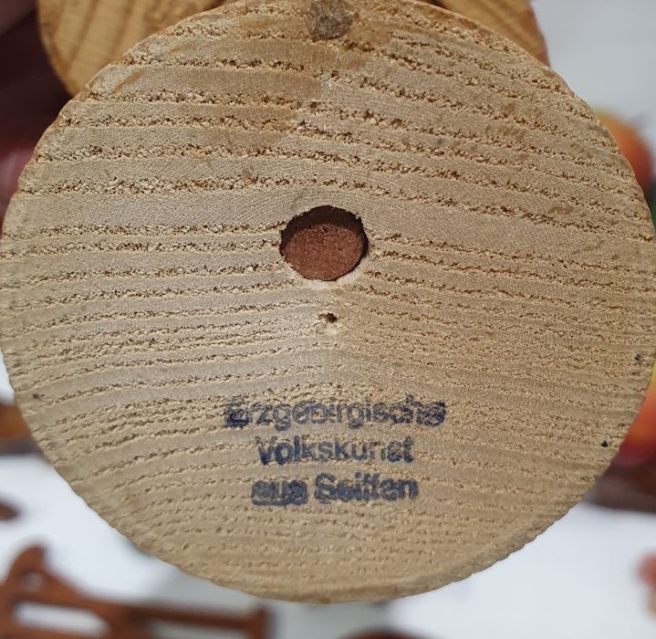 Box of wooden carved collectables to include an Erzgebirgische smoking figure, Erzgebirgische - Image 6 of 6