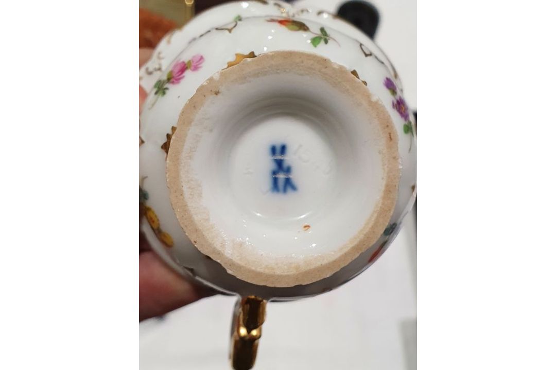 Set of eight Meissen coffee cups and saucers, each with scalloped everted rim, painted with pansy, - Image 10 of 19