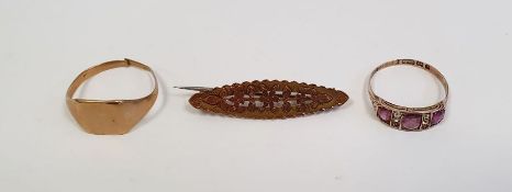 9ct gold pierced flowerhead brooch, a 9ct gold signet ring (cut), 4g total approx. and a 9ct gold