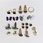 Gent's gold-coloured metal signet ring, 2g approx., pair of blue enamelled gilt kidney bean-shaped