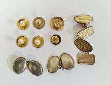 15ct gold stud, flowerhead engraved, a 9ct gold stud, engraved, a pair of silver double-oval