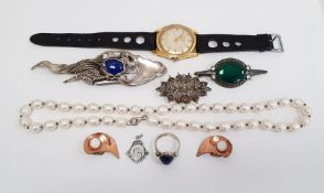 Art Nouveau-style silver and blue hardstone kilt brooch, a freshwater pearl necklace, a gent's