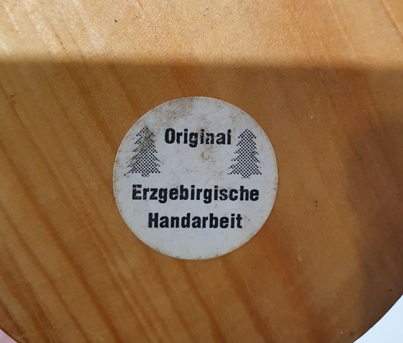 Box of wooden carved collectables to include an Erzgebirgische smoking figure, Erzgebirgische - Image 5 of 6