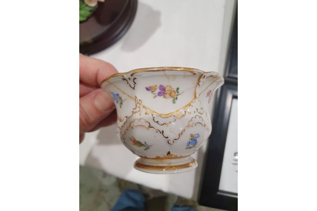 Set of eight Meissen coffee cups and saucers, each with scalloped everted rim, painted with pansy, - Image 5 of 19