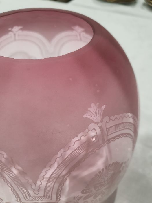 Duplex paraffin lamp with pink glass shade and well, brass body and on a circular base, approx. 58cm - Image 4 of 8