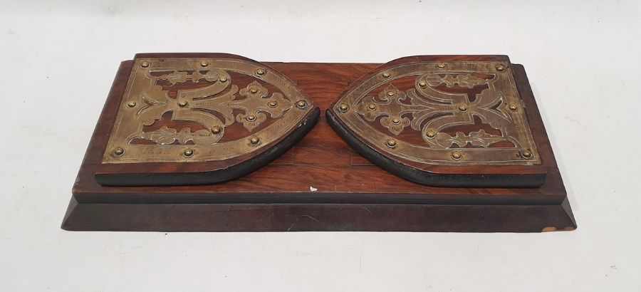 Adjustable book end trough with hinged book ends and gothic-style brass details to edges - Image 3 of 4
