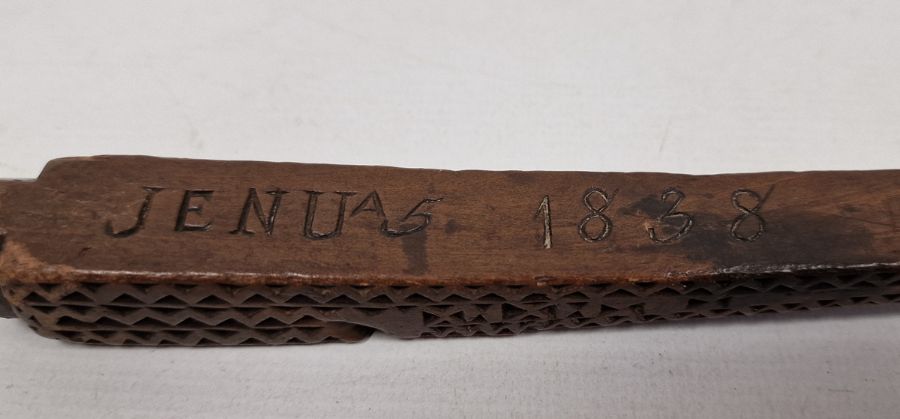 Wooden engraved French hook with the date JENUA5 1838, with zigzag-pattern and love heart also - Image 3 of 3
