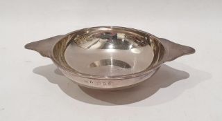 George V silver quaiche with plain tab handles, London 1919