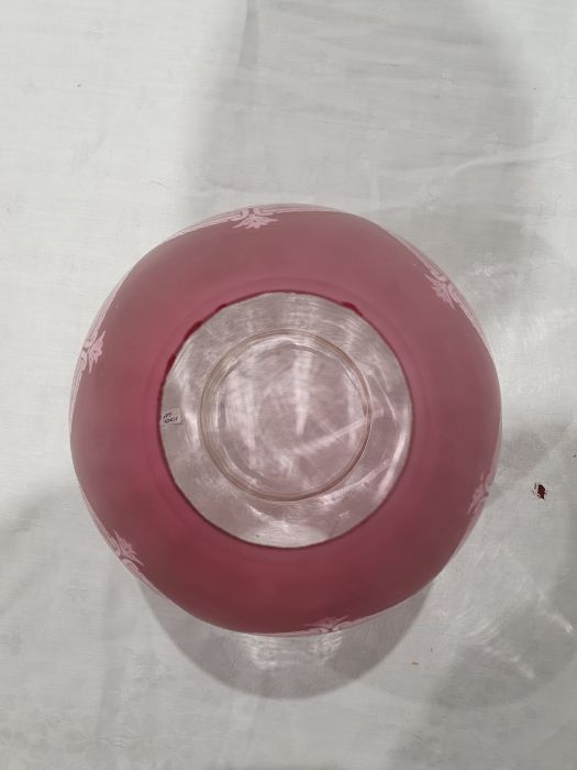Duplex paraffin lamp with pink glass shade and well, brass body and on a circular base, approx. 58cm - Image 6 of 8
