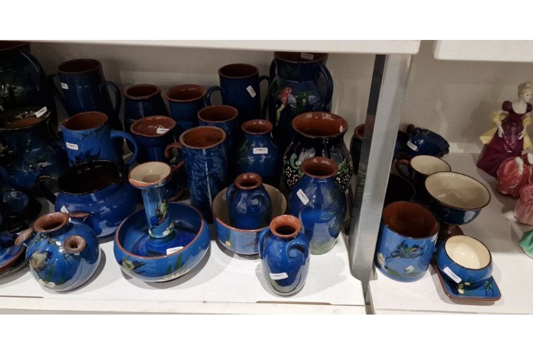 Large quantity of Watcombe Torquay and similar blue and brown pottery decorated with birds, to - Image 4 of 4