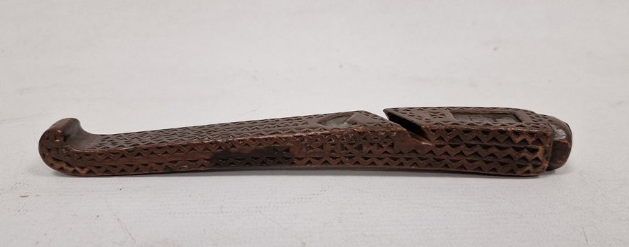 Wooden engraved French hook with the date JENUA5 1838, with zigzag-pattern and love heart also - Image 2 of 3