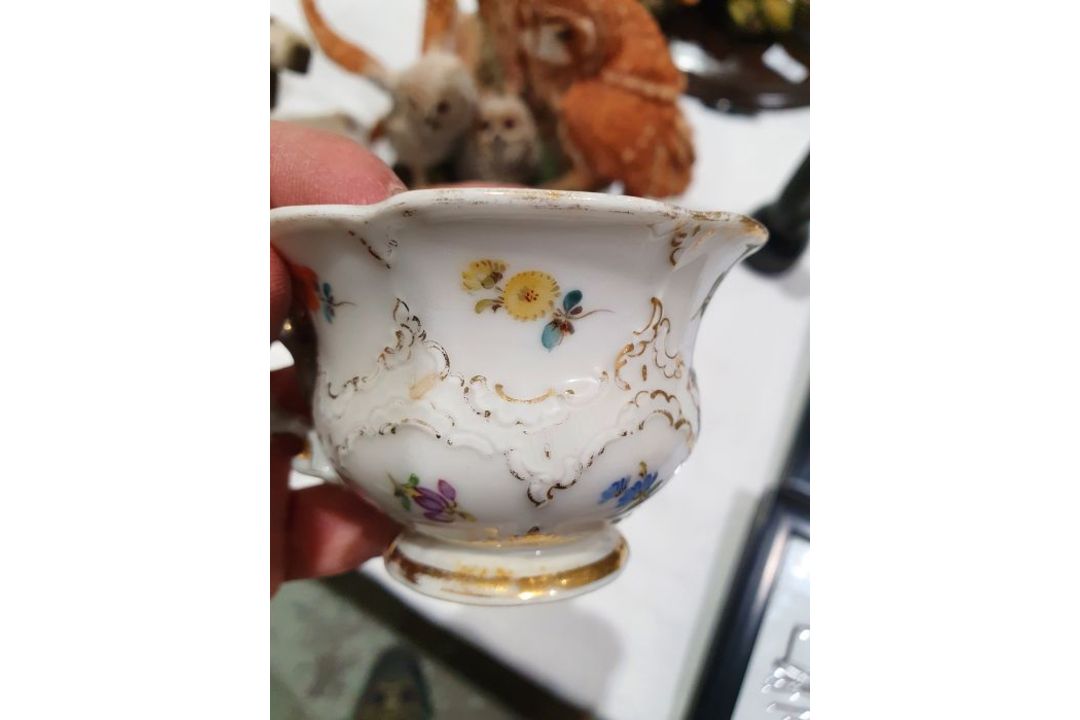 Set of eight Meissen coffee cups and saucers, each with scalloped everted rim, painted with pansy, - Image 7 of 19