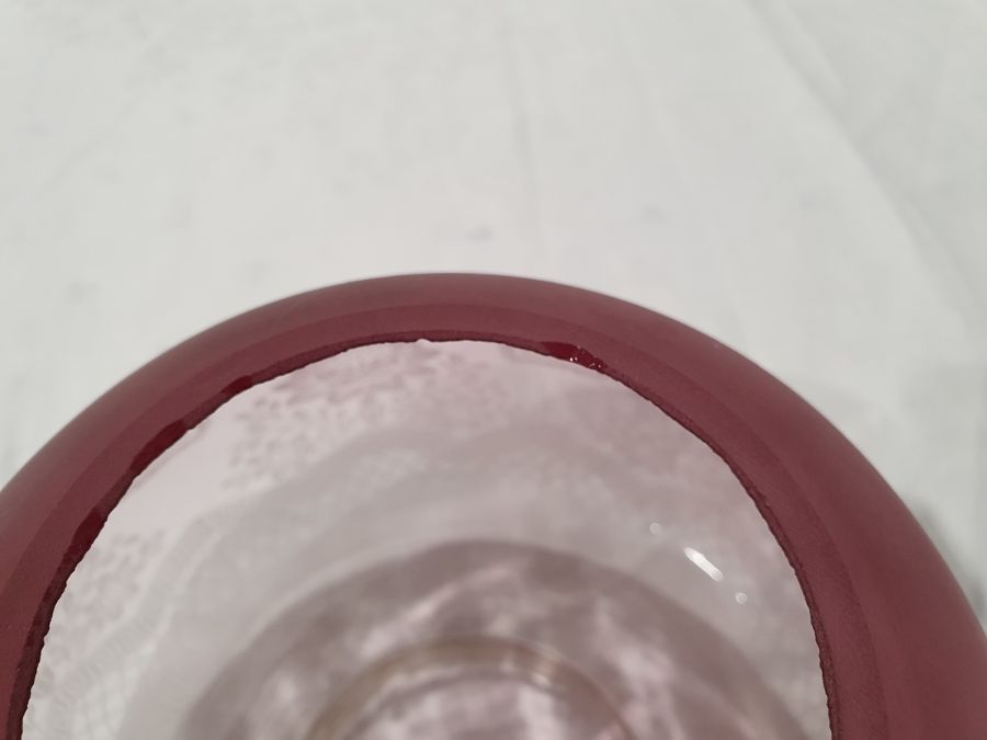 Duplex paraffin lamp with pink glass shade and well, brass body and on a circular base, approx. 58cm - Image 2 of 8