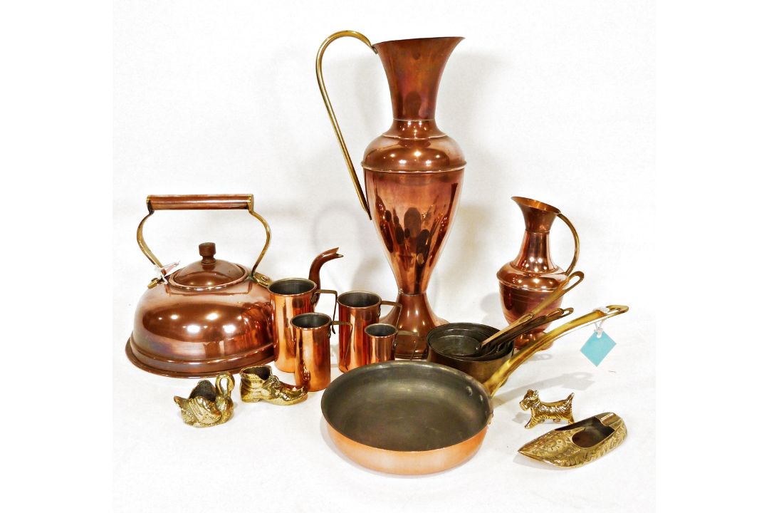 Copper kettle, two copper jugs and various copper and metalware (1 box)