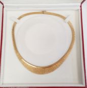 18ct gold collarette necklace with graduating links, marked 750, in fitted box, 39g