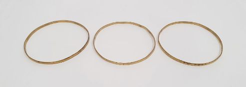 Three various continental gold bangles, probably 9ct, not hallmarked, 13g