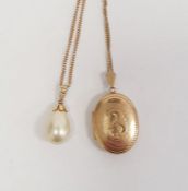 9ct gold oval locket on chain and a faux pearl drop pendant in silver-gilt and on gold-coloured