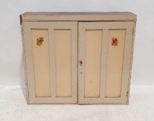 Painted two-door cupboard enclosing shelves, 107cm x 121cm x 32cm
