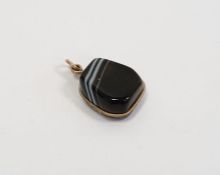 Onyx pendant set in gold mount