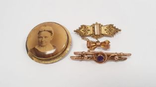 9ct gold shaped brooch with swirls and circular set amethyst stone, 3.5g, Victorian gold coloured