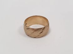 9ct gold wedding band with engraved detail, 5g