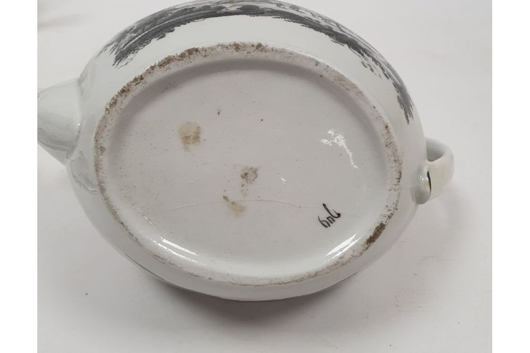 Early 19th century English porcelain teapot and cover printed en grisaille with travellers in - Image 2 of 2