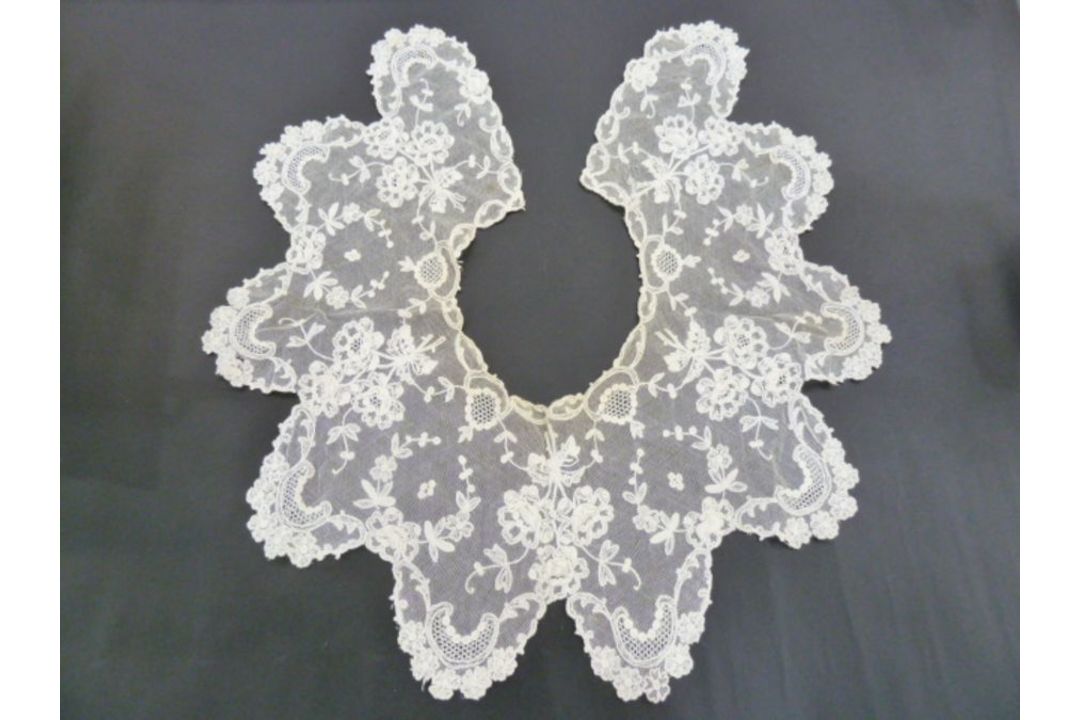 Antique lace collars and shawls, needlepoint, Nottingham lace, etc. x 5 and  a vintage brown net - Image 1 of 6