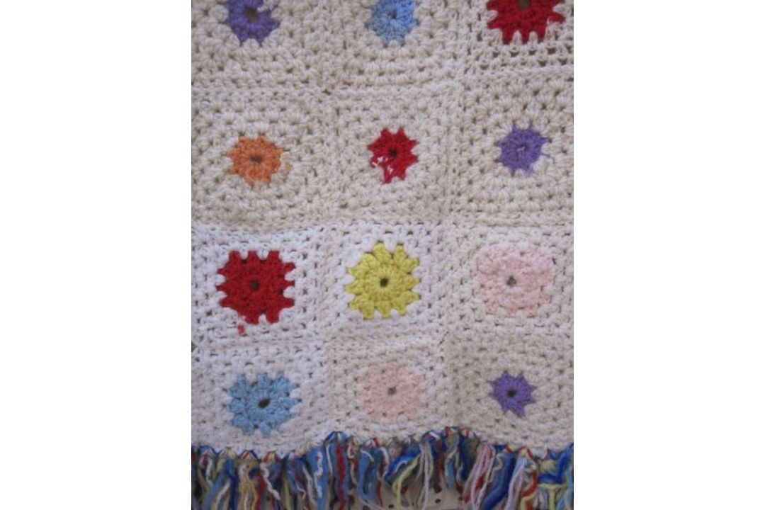 Vintage 1960's - 70's large crocheted blanket, coloured squares with fringe - Image 4 of 4