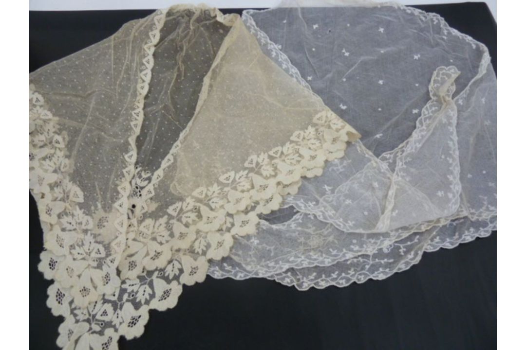 Antique lace collars and shawls, needlepoint, Nottingham lace, etc. x 5 and  a vintage brown net - Image 2 of 6